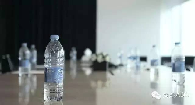 最成功的礦泉水包裝營銷：只賣半瓶水，銷量卻提高652%